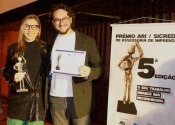Letícia Cassel e Alisson Coelho com a premiação recebida. Divulgação