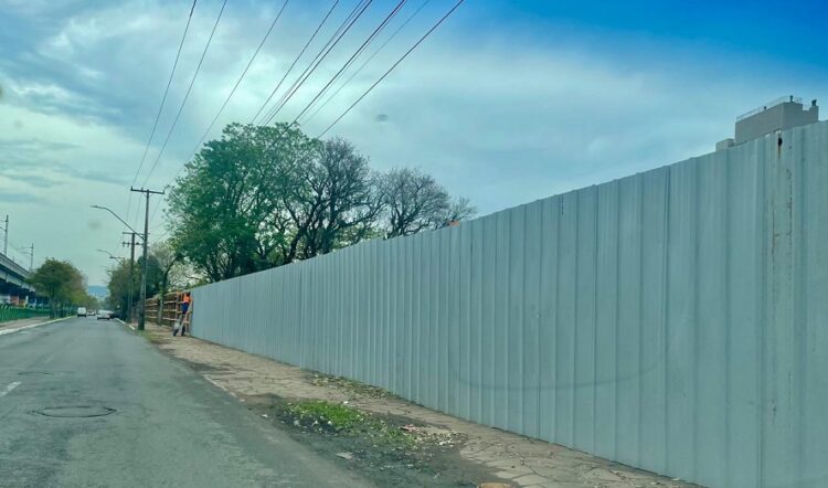 Grande área está sendo cercada com frente para as avenidas Nações Unidas e 1º de Março