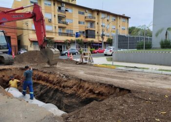 Equipes trabalham na esquina das ruas Jahu e Bento Gonçalves. PMNH/Divulgação