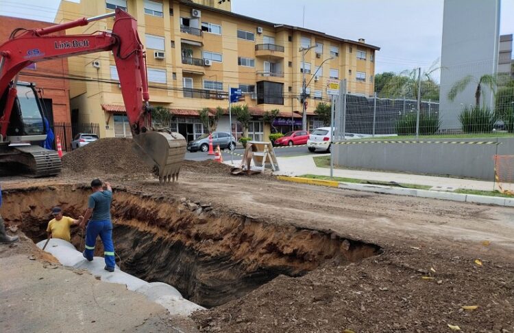 Equipes trabalham na esquina das ruas Jahu e Bento Gonçalves. PMNH/Divulgação