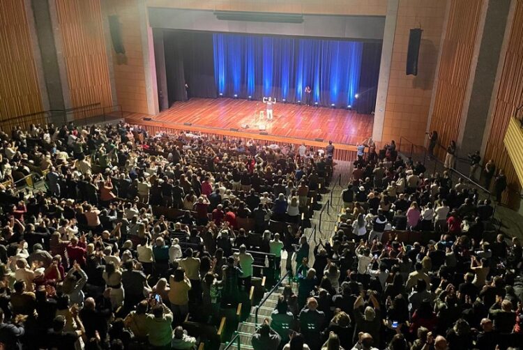 Um grande público esteve no Teatro Feevale na noite deste domingo