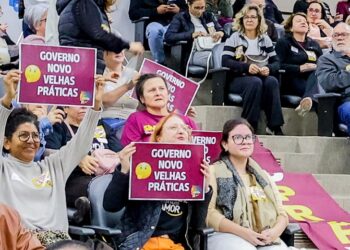 Servidores lotaram plenário e protestaram na sessão desta quarta-feira. Moris Musskopf/CMNH