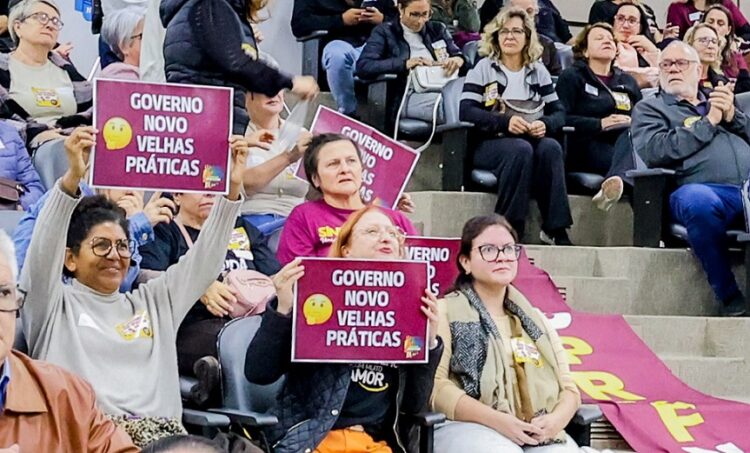 Servidores lotaram plenário e protestaram na sessão desta quarta-feira. Moris Musskopf/CMNH