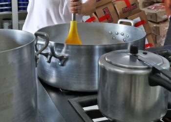 Refeição nas escolas garante a alimentação de milhares de estudantes. Antônio Cruz/Agência Brasil