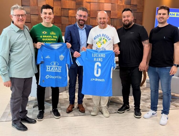 Diretores da Havan receberam uniformes da diretoria do Noia e do prefeito Gustavo Finck. Divulgação