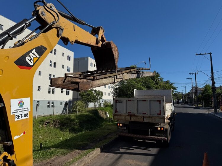 Passarela foi retirada na manhã desta terça-feira após denúncias e reclamações. Gustavo Steffens/PMNH