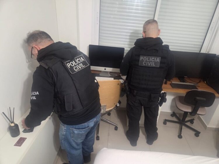 Foram cumpridos mandados de busca e apreensão nas residências dos investigados, situadas em Porto Alegre e em Novo Hamburgo. Polícia Civil/Divulgação