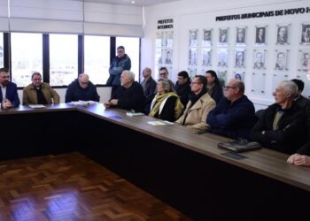 No dia 3 de julho, prefeito Finck esteve reunido com entidades na Prefeitura. Weslei Fillmann/PMNH