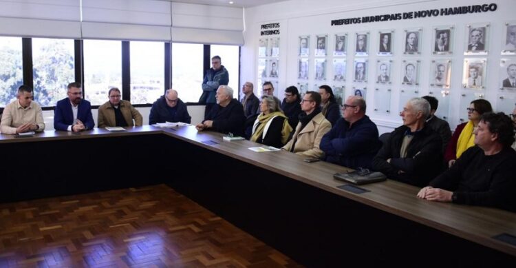 No dia 3 de julho, prefeito Finck esteve reunido com entidades na Prefeitura. Weslei Fillmann/PMNH