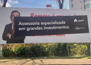 Um dos outdoors está localizado na Rua Sapiranga, quase na rótula da Prefeitura de Novo Hamburgo