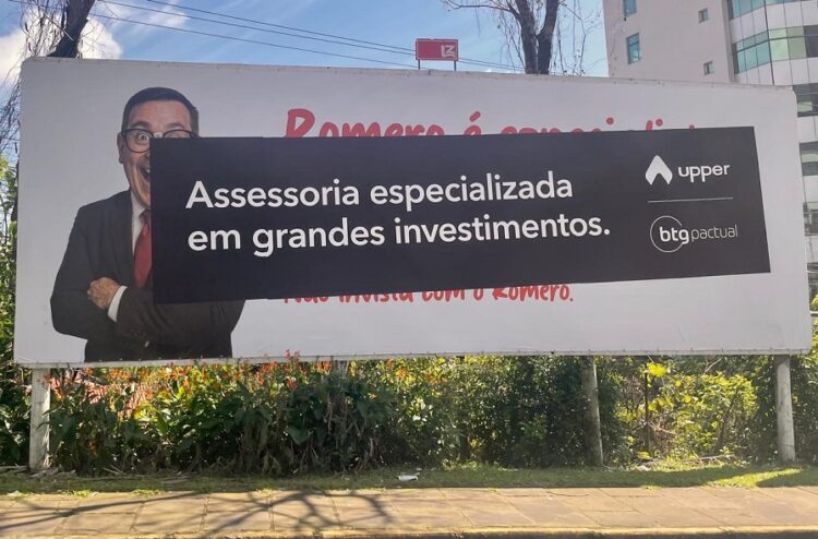 Um dos outdoors está localizado na Rua Sapiranga, quase na rótula da Prefeitura de Novo Hamburgo