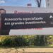 Um dos outdoors está localizado na Rua Sapiranga, quase na rótula da Prefeitura de Novo Hamburgo