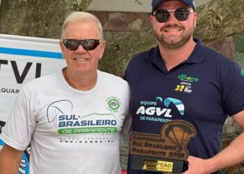 Leonardo Stoffel, da AGVL, segurando o troféu de campeão. Divulgação