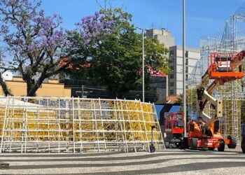 Equipes trabalharam nesta sexta-feira na montagem de árvore de Natal gigante