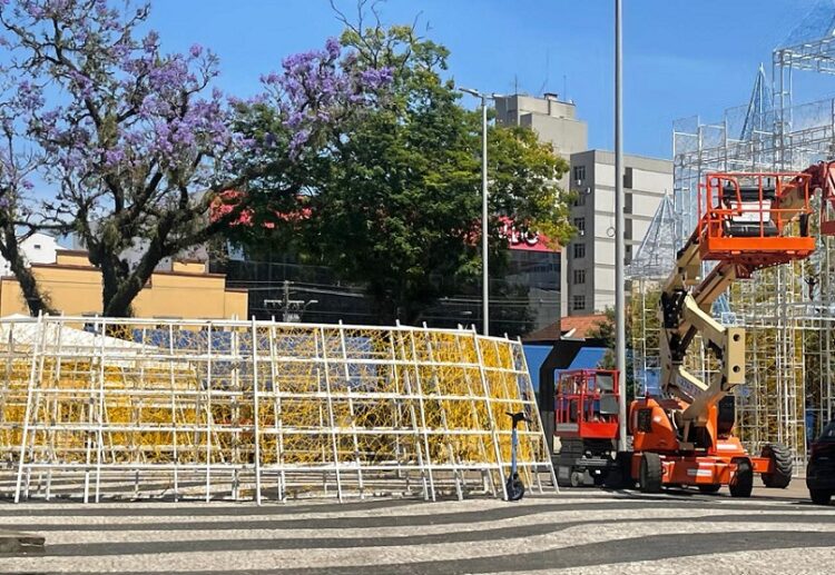 Equipes trabalharam nesta sexta-feira na montagem de árvore de Natal gigante