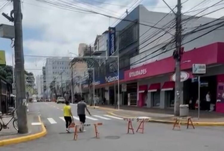 Para tentar finalizar montagem de árvore, Prefeitura bloqueou trecho da Pedro Adams Filho. Resultado: lojas vazias em pleno sábado