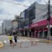 Para tentar finalizar montagem de árvore, Prefeitura bloqueou trecho da Pedro Adams Filho. Resultado: lojas vazias em pleno sábado