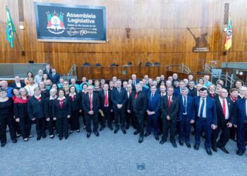 Dezenas de participantes dos corais marcaram presença na homenagem. Marcelo Oliveira/ALRS