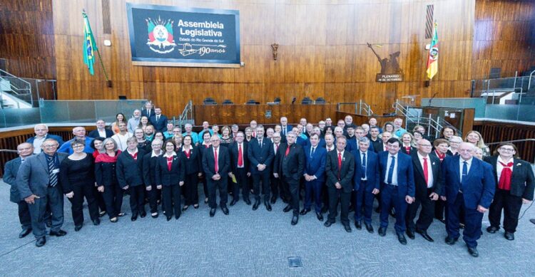 Dezenas de participantes dos corais marcaram presença na homenagem. Marcelo Oliveira/ALRS