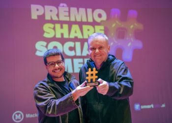 O diretor criativo Dudu Rodrigues e o CEO Lucas Feltes recebendo a premiação. Prêmio Share/Divulgação