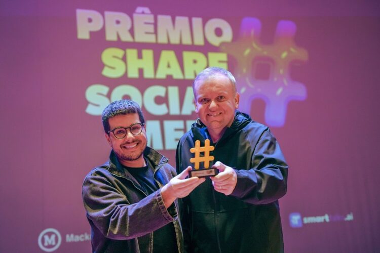 O diretor criativo Dudu Rodrigues e o CEO Lucas Feltes recebendo a premiação. Prêmio Share/Divulgação