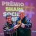 O diretor criativo Dudu Rodrigues e o CEO Lucas Feltes recebendo a premiação. Prêmio Share/Divulgação