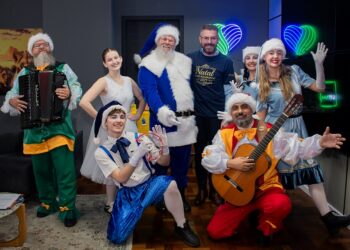 O prefeito Gustavo Finck ao lado do Papai Noel de azul. Ramon Belmonte/PMNH