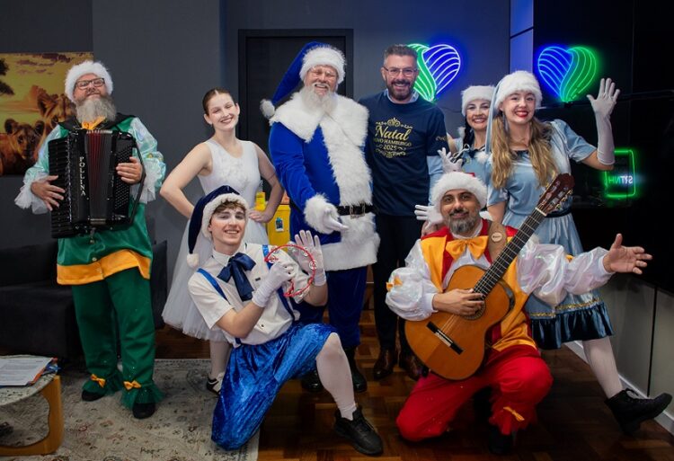 O prefeito Gustavo Finck ao lado do Papai Noel de azul. Ramon Belmonte/PMNH