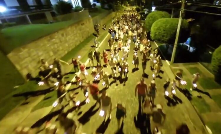 Caminhada ocorre a partir das 20 horas de domingo, no bairro Boa Vista. Divulgação