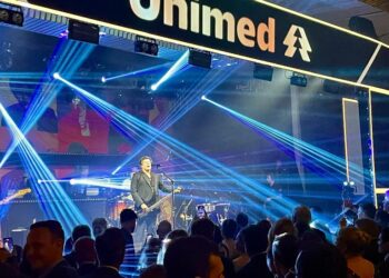 Cantor Paulo Ricardo fez show surpresa na festa dos 50 anos da Unimed VS