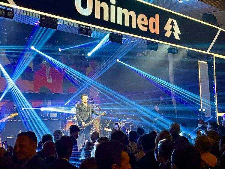 Cantor Paulo Ricardo fez show surpresa na festa dos 50 anos da Unimed VS