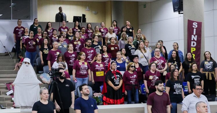 Servidores voltaram a lotar plenário, mas não sensibilizaram os vereadores. Daniele Souza/CMNH