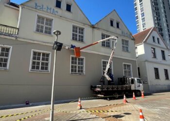 Áreas demolidas foram isoladas com sinalização; ao fundo, equipes da Prefeitura pintando prédio particular