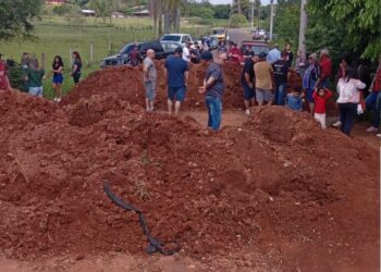 Dezenas de moradores se reuniram na manhã deste sábado para cobrar a liberação do trecho. Fotos Divulgação