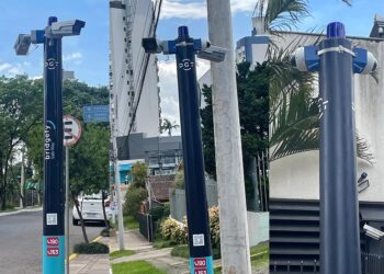 Postes da DGT em diferentes pontos da Rua Itajaí: a vigilância é intensa