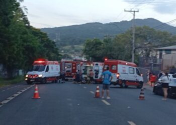 Três ambulâncias do Samu e caminhão do Corpo de Bombeiros atenderam a ocorrência. Divulgação