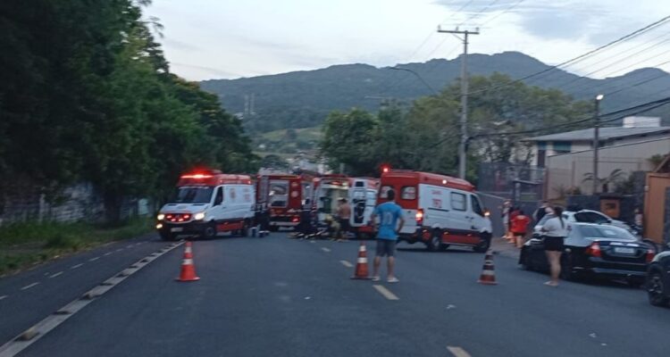 Três ambulâncias do Samu e caminhão do Corpo de Bombeiros atenderam a ocorrência. Divulgação
