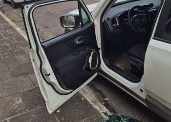 Mais um caso: vidro quebrado de automóvel estacionado na Rua Araguaia. Divulgação