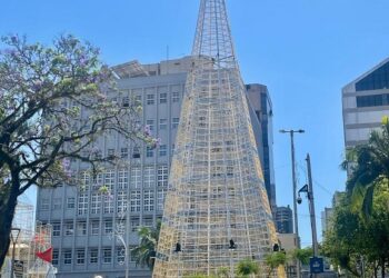 Faltam detalhes: estrutura na Praça do Imigrante ainda está sendo finalizada nesta sexta-feira.