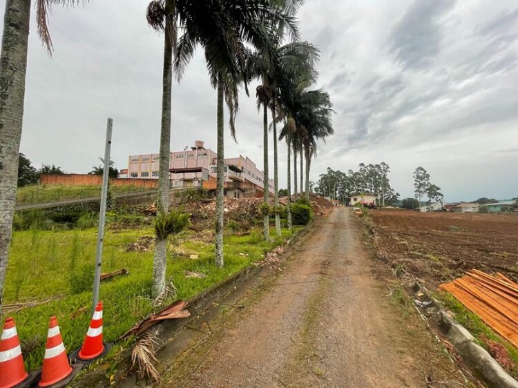 Obras estão em andamento na Avenida Victor Hugo Kunz