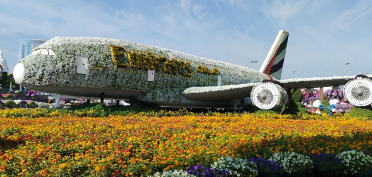 A Emirates Airline construiu, no Dubai Miracle Garden, a maior instalação de flores do mundo em um tamanho real da aeronave A380