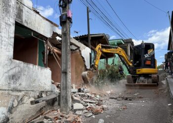 Rua estreita exigiu operação especial para demolição da estrutura. PMEV/Divulgação