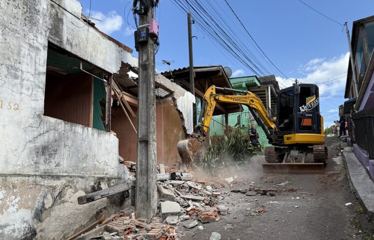 Rua estreita exigiu operação especial para demolição da estrutura. PMEV/Divulgação