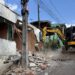 Rua estreita exigiu operação especial para demolição da estrutura. PMEV/Divulgação