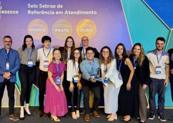 Equipe da Sala do Empreendedor de Novo Hamburgo celebrando o reconhecimento. Divulgação