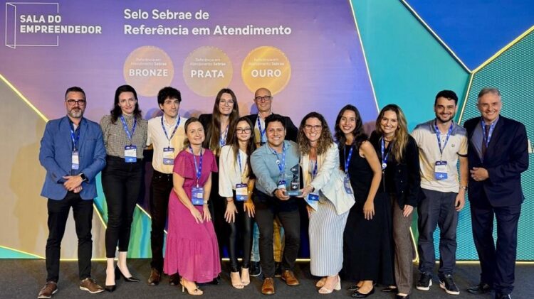 Equipe da Sala do Empreendedor de Novo Hamburgo celebrando o reconhecimento. Divulgação