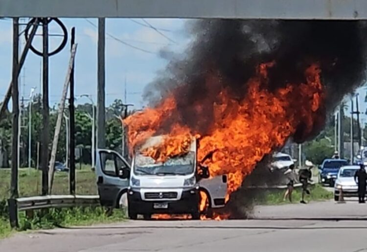 Motorhome foi totalmente consumido pelas chamas e casal perdeu muitos bens materiais. Fotos Divulgação