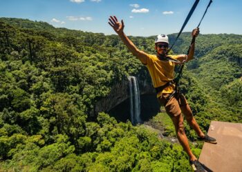 A vista para a Cascata do Caracol ganha o componente da adcrenalina. Fotos Deangelis Pereira