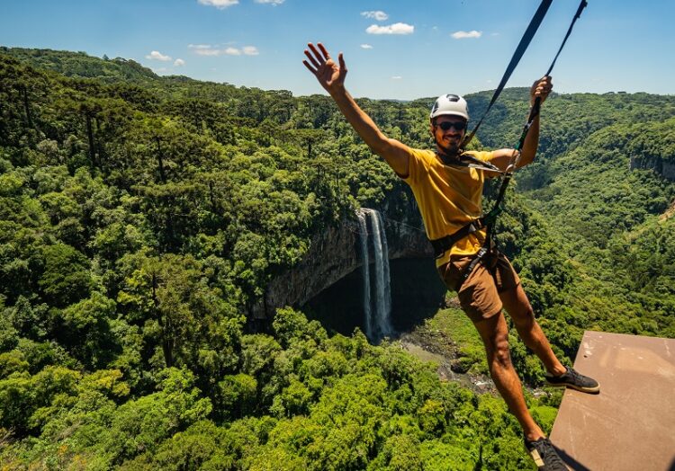 A vista para a Cascata do Caracol ganha o componente da adcrenalina. Fotos Deangelis Pereira