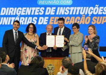 Ato foi assinado pelo presidente Lula e o ministro da Educação, Camilo Santana. Bruna Araújo/MEC